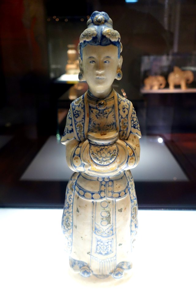 Woman figurine, Cu Lao Cham shipwreck artifact, Early Le dynasty, 15th century AD, polychrome and gilded ceramic - National Museum of Vietnamese History - Hanoi, Vietnam - DSC05414