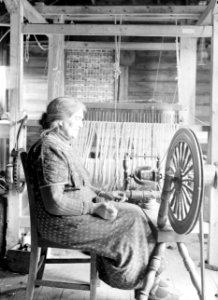 Wolweverij met vrouw aan spinnewiel, Bestanddeelnr 255-9700