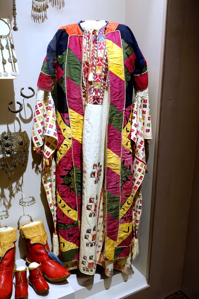 Woman's embroidered dress and jacket, Syria, c. 1902 - Harvard Semitic Museum - Cambridge, MA - DSC06106