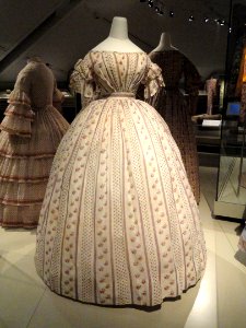 Woman's day dress, United States, c. 1855-1860, cotton tabby - Patricia Harris Gallery of Textiles & Costume, Royal Ontario Museum - DSC09423