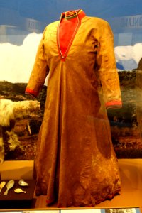 Woman's frock, Sami people, Sapmi, Sweden, reindeer leather with homespun trim, No. 1903.01.0003 - Etnografiska museet - Stockholm, Sweden - DSC01301