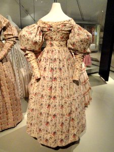 Woman's day dress, Massachusetts, United States, 1826-1834, cotton tabby - Patricia Harris Gallery of Textiles & Costume, Royal Ontario Museum - DSC09447