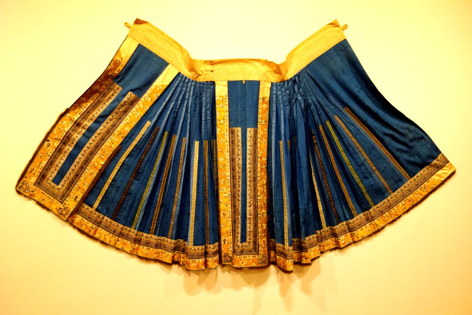 Woman's apron, China, late 19th to early 20th century, silk, cotton, fur, golden thread, satin - Textile Museum of Canada - DSC00824
