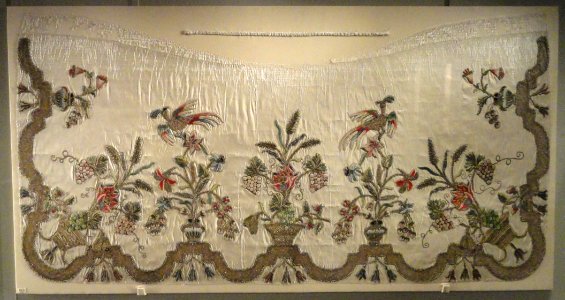 Woman's decorative apron, England, 1700-1750, silk tabby - Patricia Harris Gallery of Textiles & Costume, Royal Ontario Museum - DSC09337