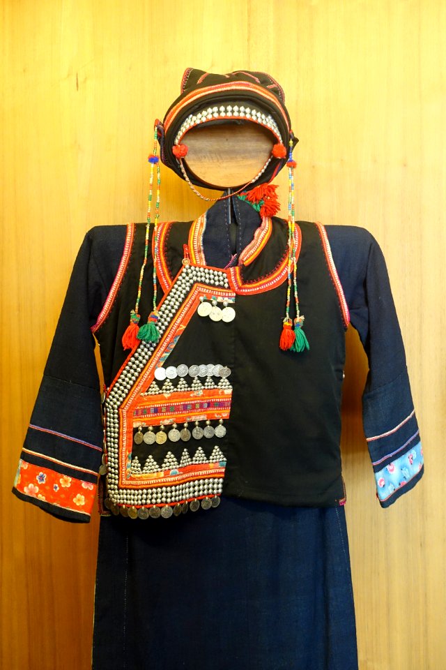 Woman's garment, view 1, Ha Nhi (Co Cho) - Vietnam Museum of Ethnology - Hanoi, Vietnam - DSC03119