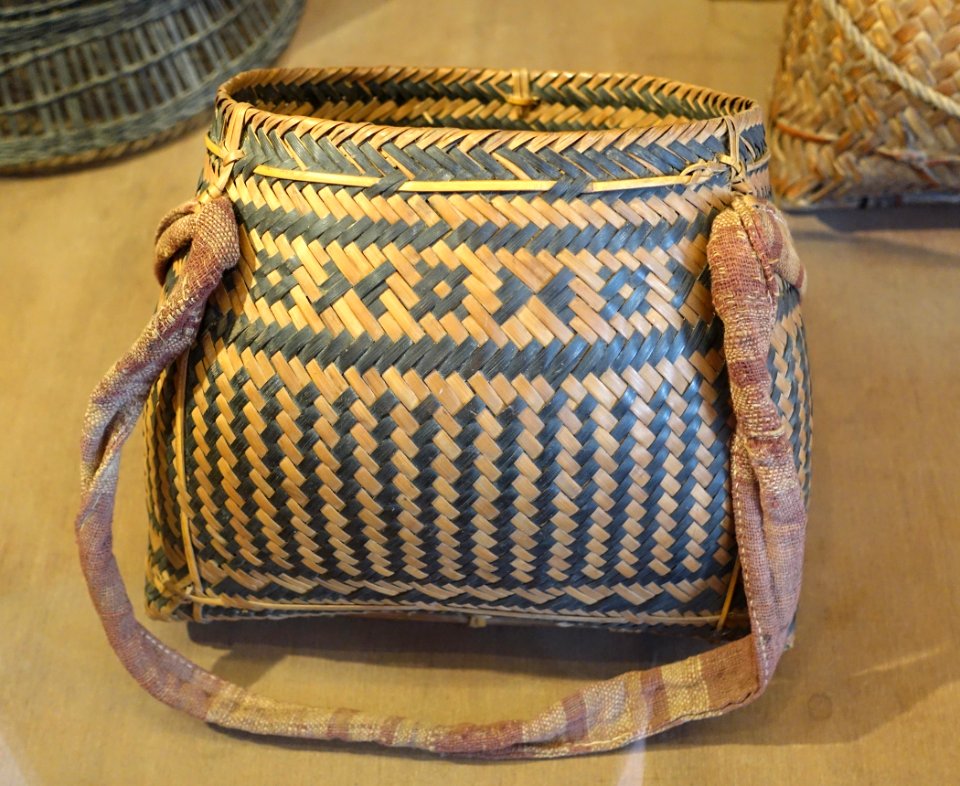 Woman's belt basket, Khang - Vietnam Museum of Ethnology - Hanoi, Vietnam - DSC03184
