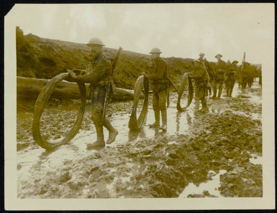 Wiring parties going up to the front line after heavy rain, Bestanddeelnr 158-0124