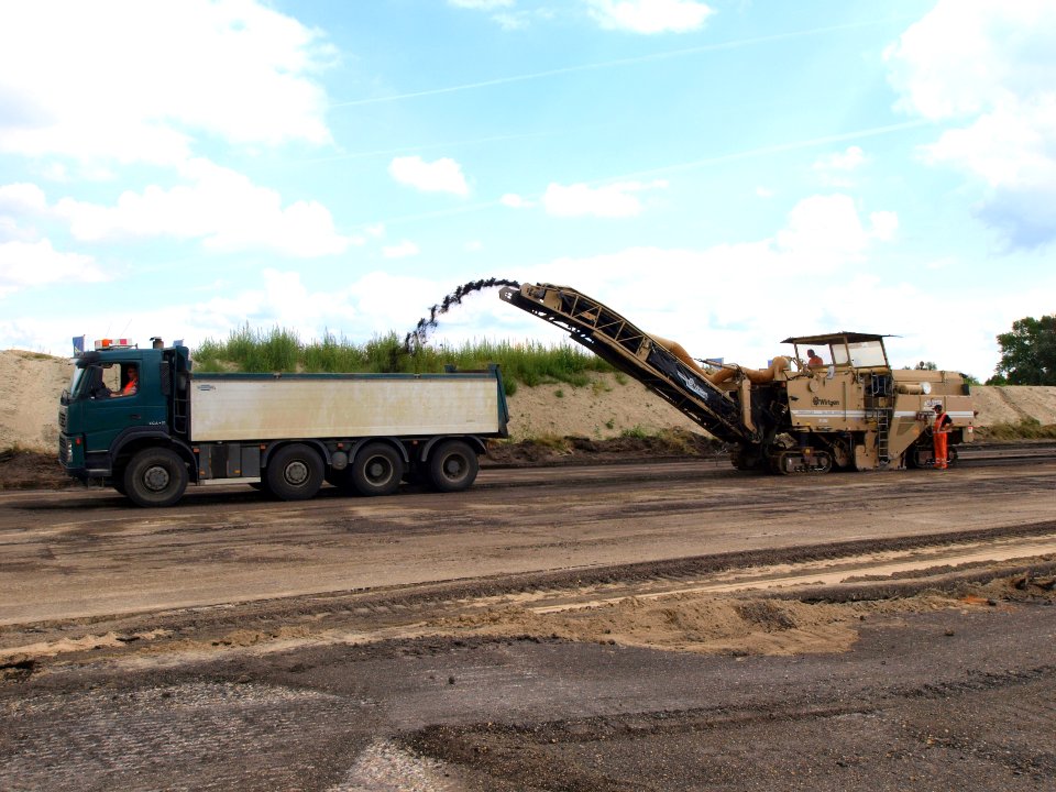 Wirtgen W 2100 filling up p3