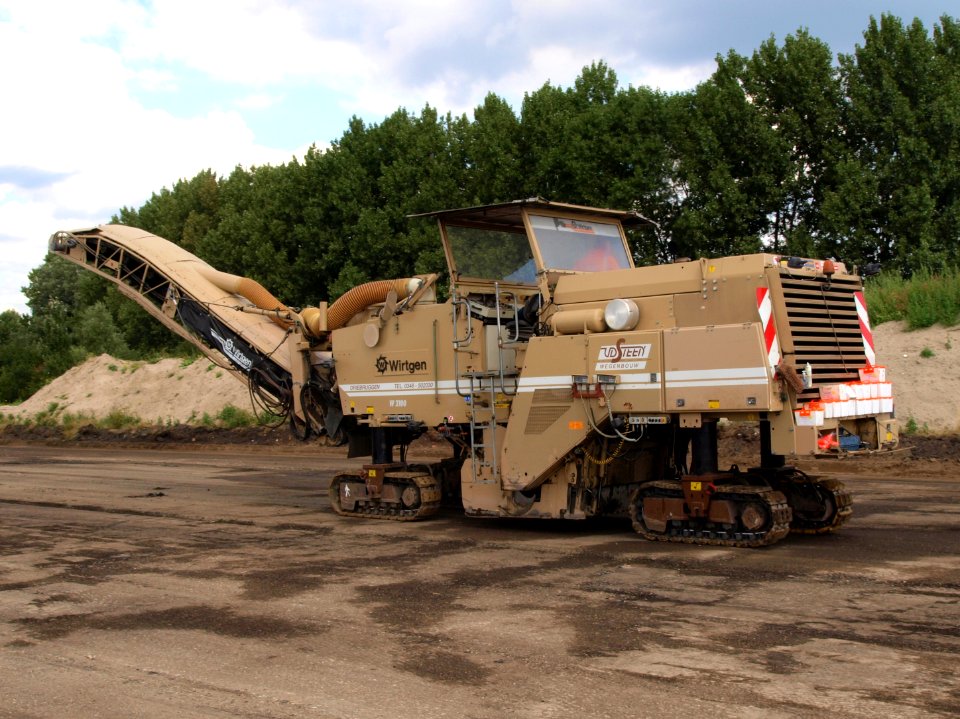 Wirtgen W 2100 filling up p1