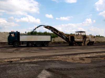 Wirtgen W 2100 filling up p4