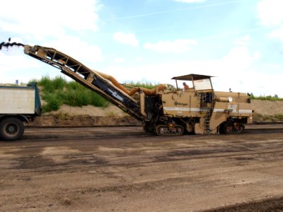 Wirtgen W 2100 filling up p5