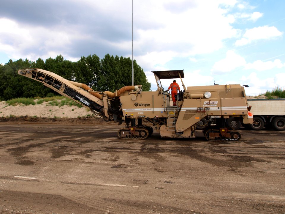 Wirtgen W 2100 filling up p2