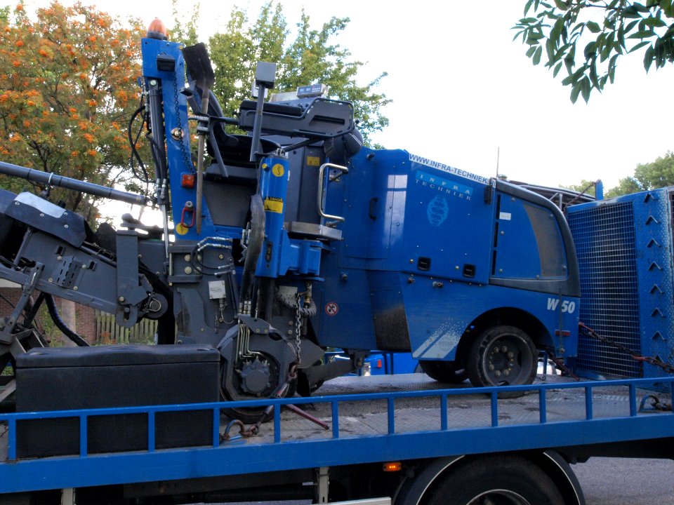 Wirtgen W50 on truck pic2