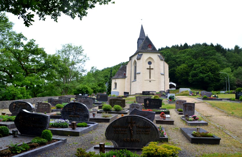 Wirzenborn, Friedhof und Kirche