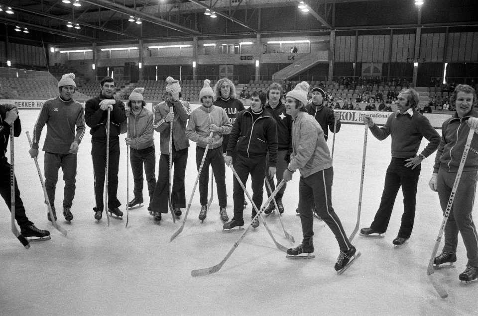 WISO schaatsers gaan ijshockeyen na de afgelasting o.a. Erhard Keller , Kees V…, Bestanddeelnr 926-8764