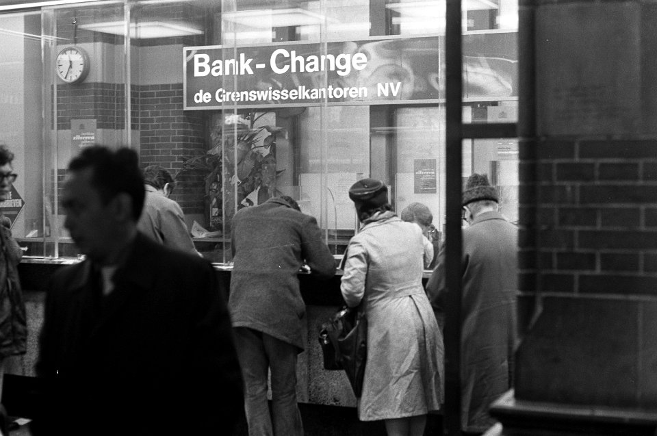 Wisselmarkten gesloten i.v.m. dollarcrisis, mensen bij loket grenswisselkantoor , Bestanddeelnr 926-2181