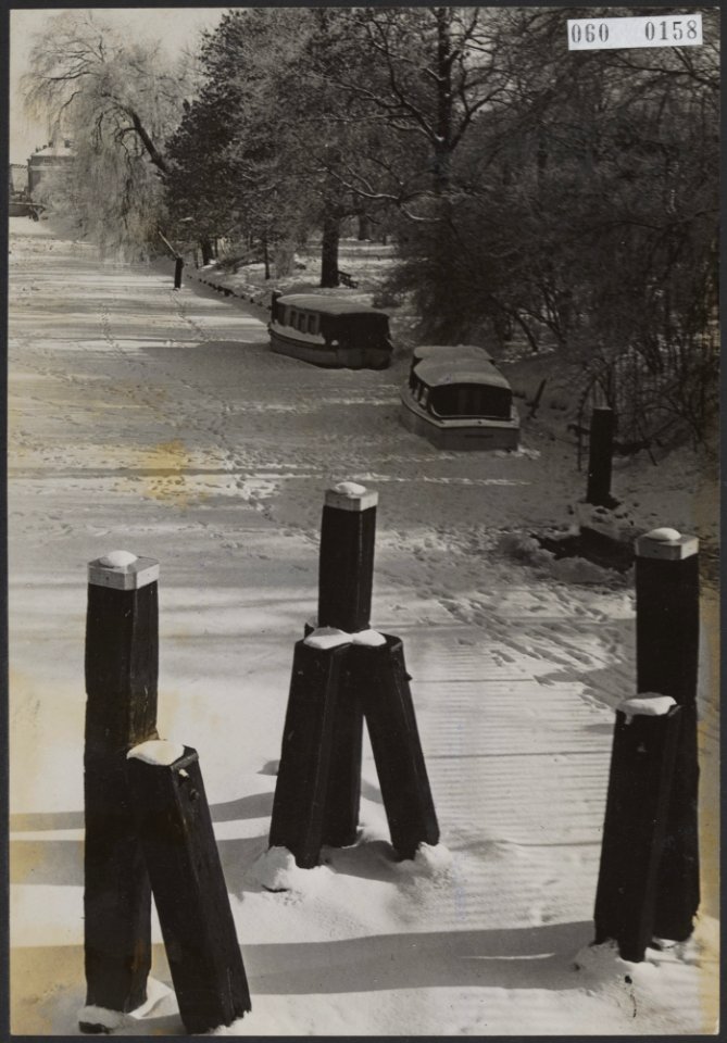 Winterse gracht in Amsterdam, Bestanddeelnr 060-0158