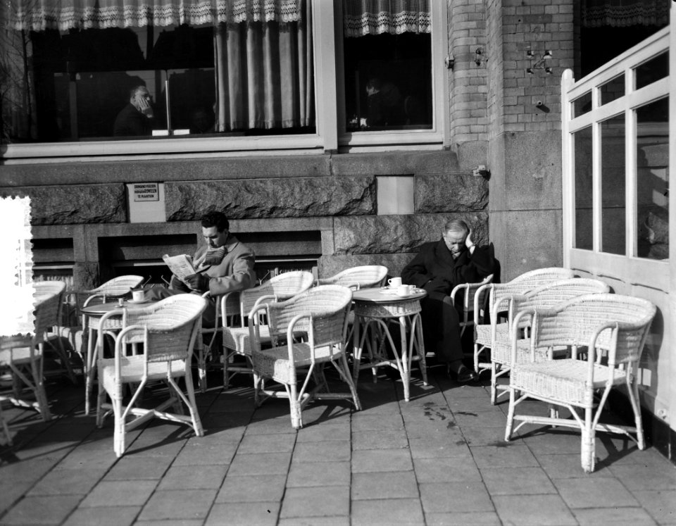 Winterkoude in Amsterdam en zon op terras American Hotel, Bestanddeelnr 906-9888