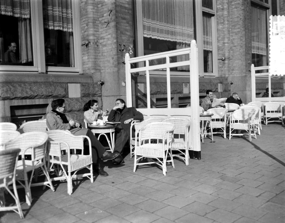 Winterkoude in Amsterdam en zon op terras American Hotel, Bestanddeelnr 906-9887