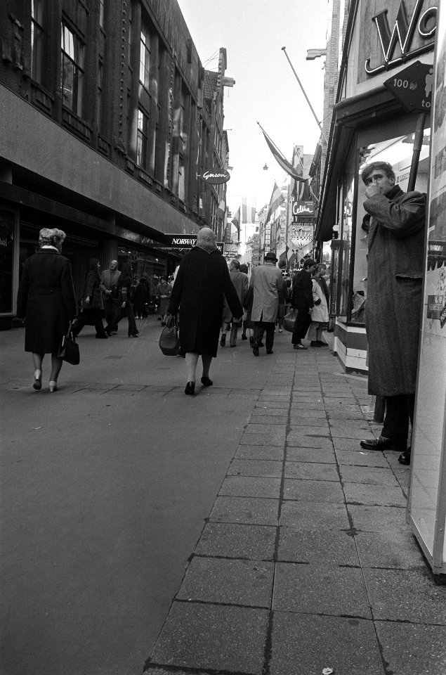 Winkelpromenade Kalverstraat geopend Amsterdam, Bestanddeelnr 925-0883