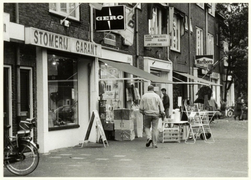 Winkels (o.a. Stomerij Garant en Slagerij Jan Coprnelius) aan de Generaal Spoorlaan. NL-HlmNHA 54031948