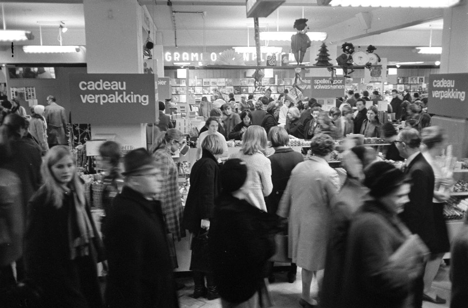Winkels s avonds geopend drukte in de Bijenkorf, Bestanddeelnr 921-8956