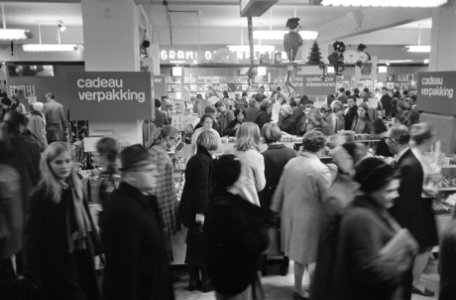 Winkels s avonds geopend drukte in de Bijenkorf, Bestanddeelnr 921-8956
