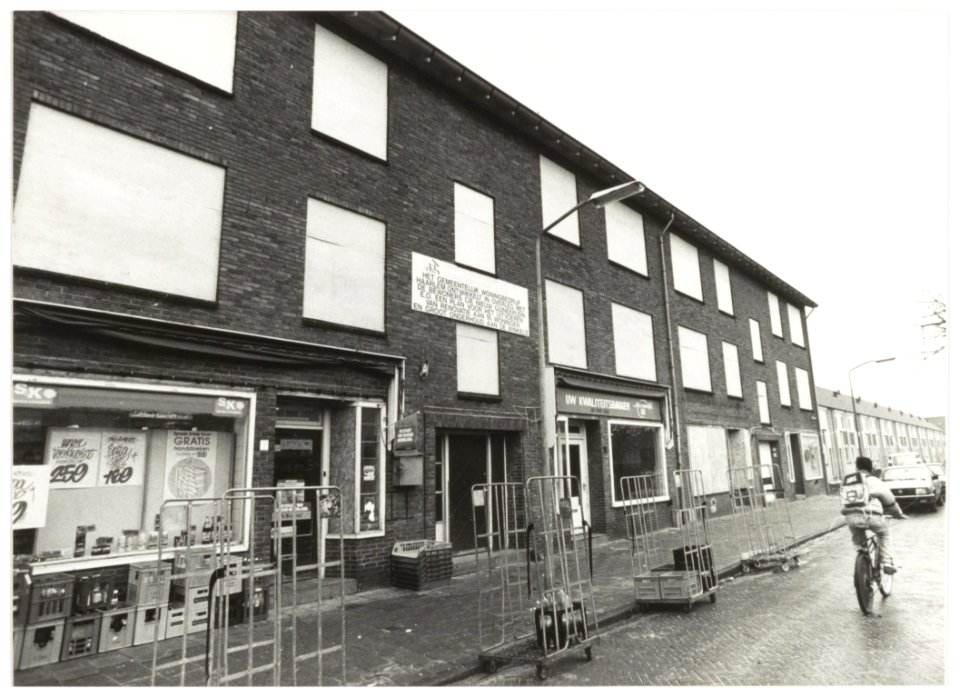 Winkels aan het Nieuw Guineaplein. NL-HlmNHA 54031845