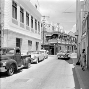 Winkelstraat in Willemstad. Op de achtergrond Casa Los Dos Amigos, Bestanddeelnr 252-2715