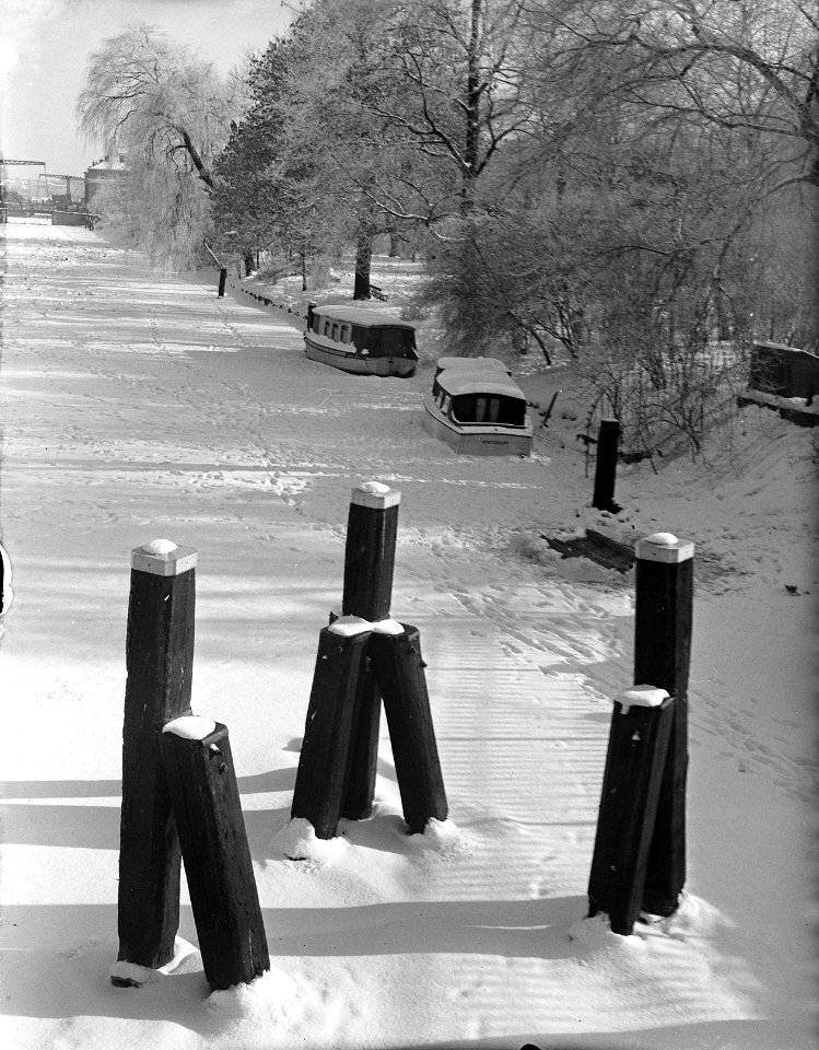 Winterpracht in Amsterdam. Gracht in wintertooi in Amsterdam, Bestanddeelnr 902-0526