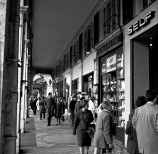 Winkelend publiek in de Rue de Rivoli, Bestanddeelnr 254-0302
