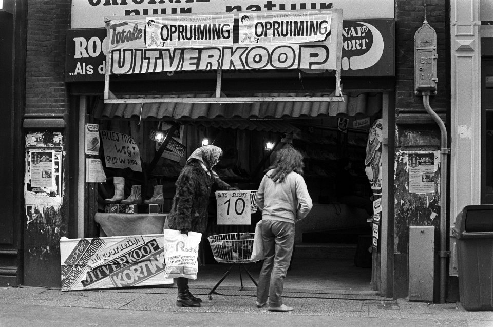 Winkels al begonnen met uitverkoop in Amsterdam, Bestanddeelnr 931-8951