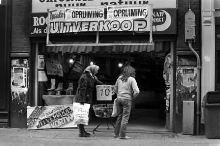 Winkels al begonnen met uitverkoop in Amsterdam, Bestanddeelnr 931-8951