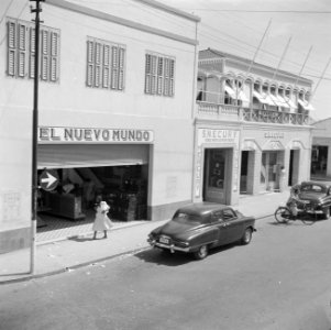 Winkels in de Nassaustraat in Oranjestad op Aruba, Bestanddeelnr 252-7892