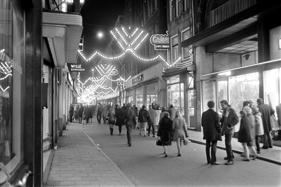 Winkels s avonds geopend drukte op Nieuwendijk, Bestanddeelnr 921-8960