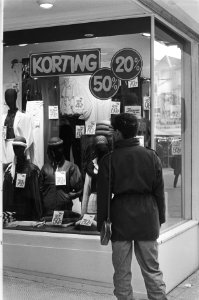 Winkels al begonnen met uitverkoop in Amsterdam, Bestanddeelnr 931-8952