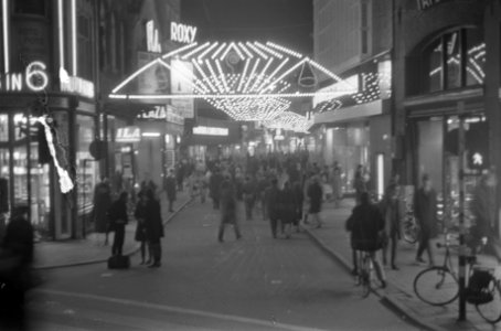 Winkels s avonds geopend drukte in verlichte Kalverstraat, Bestanddeelnr 921-8959