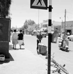 Winkelstraat in Bersjeba met voetgangers, een scooterrijder en een straatveger, Bestanddeelnr 255-3511 photo