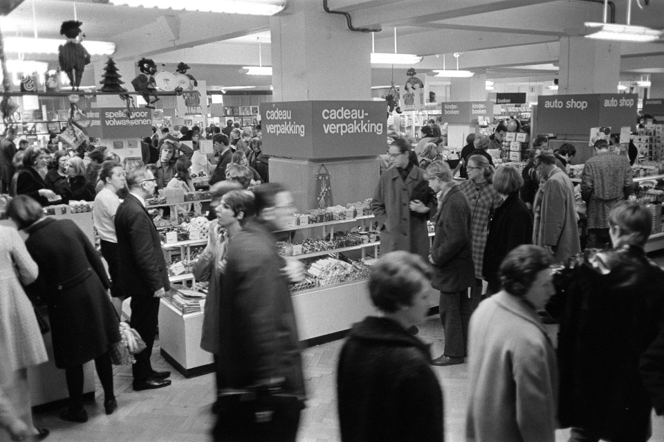 Winkels s avonds geopend drukte in de Bijenkorf, Bestanddeelnr 921-8957