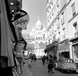 Winkelstraat met zicht op de Basilique du Sacré-Coeur, Bestanddeelnr 254-0606