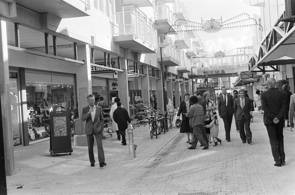 Winkelstraat in nieuw winkelcentrum Amsterdamse Poort in Amsterdam zuid-oost, Bestanddeelnr 933-7642