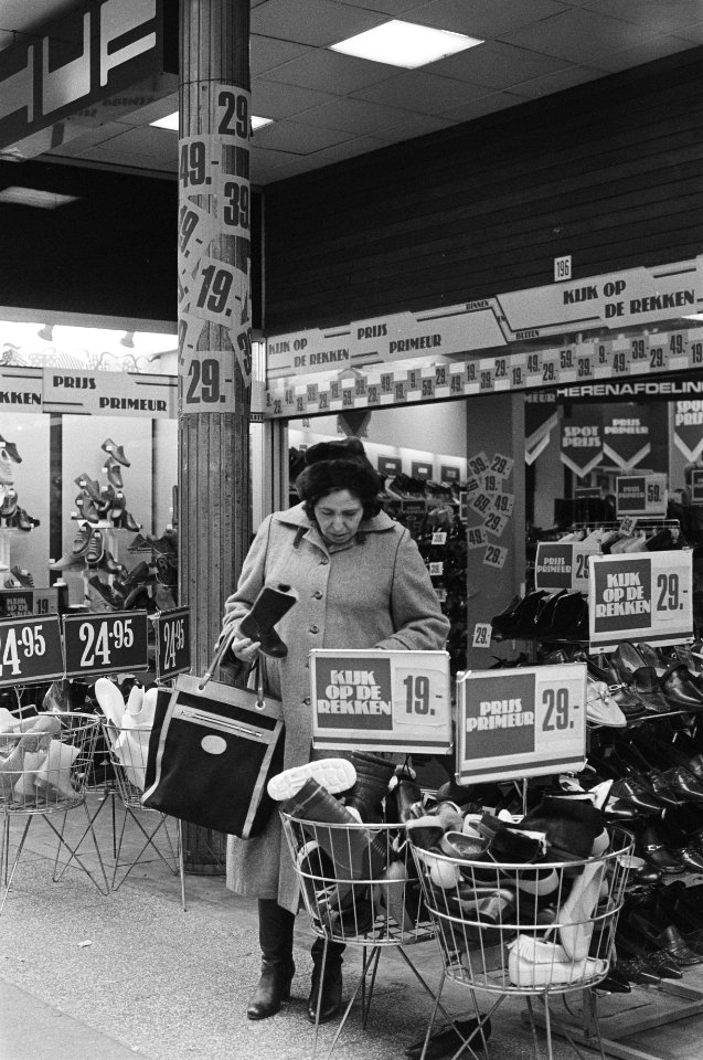 Winkels al begonnen met uitverkoop in Amsterdam (nummers 12.13.14), nummer 11 Ma, Bestanddeelnr 931-8953