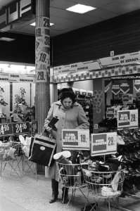 Winkels al begonnen met uitverkoop in Amsterdam (nummers 12.13.14), nummer 11 Ma, Bestanddeelnr 931-8953