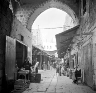 Winkelstraatje met poort, Bestanddeelnr 255-0047 photo