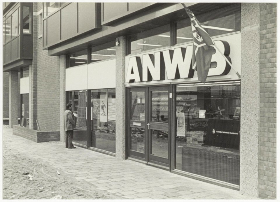 Winkelpui A.N.W.B.-kantoor aan het Stationsplein. NL-HlmNHA 54009594 01