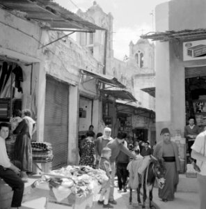 Winkelstraat met voorbijgangers, beladen karretjes en een ezel, Bestanddeelnr 255-3236 photo
