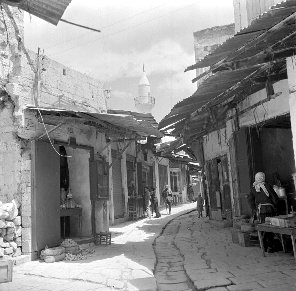 Winkelstraatje, met op de achtergrond de minaret van een moskee, Bestanddeelnr 255-0044