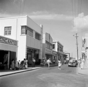 Winkels in de Nassaustraat in Oranjestad op Aruba, Bestanddeelnr 252-7894