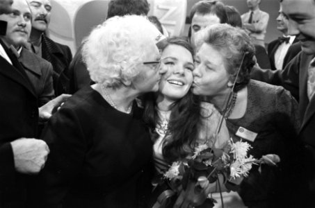 Winnares Dana wordt gefeliciteerd door (rechts) moeder en grootmoeder, Bestanddeelnr 923-3691