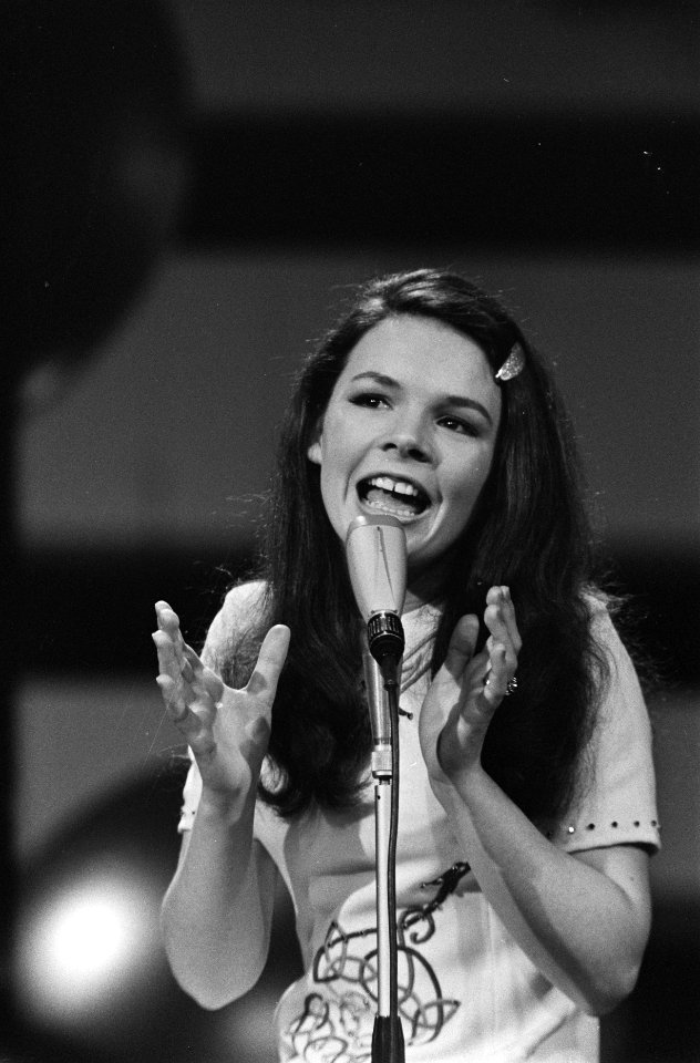 Winnares Dana (Ierland) zingt, Bestanddeelnr 923-3687